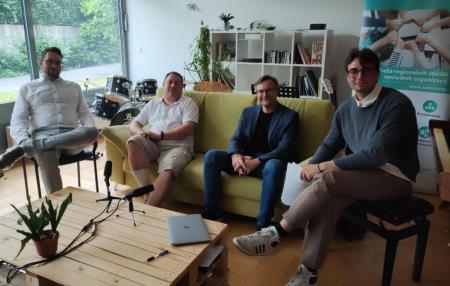 Matija Ravnikar, Jože Gornik in Simon Delakorda z moderatorjem okrogle mize Luko Pečarjem Pahorjem – Foto arhiv ZaNVO